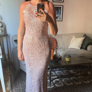 Festklänning  - Perfekt klänning för bal eller bröllop, bara testad aldrig använd, nypris 4000 