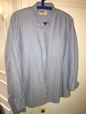 Dobber skjorta - Fin skjorta som är använd ett fåtal gånger i skick som ny