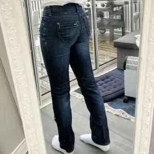 Esprit jeans i en äldre modell med superfina detaljer!! Använt några gånger  💕💕💕 Köpta secondhand för 350kr Köp via Swish, kund betalar frakt  Mötas : Linköping, Borensberg, Motala💕💕