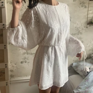Perfekta studentklänning - Världens finaste studentklänning eller bara den perfekta klänningen att ha i sommar!! Köptes för längesen minns inte var skulle säga att storleken passar 34-38 alltså xs/s- m 😍😍❤️