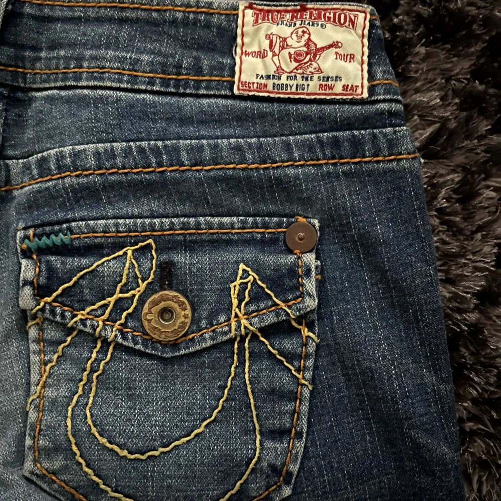 Superfina True Religion jeans. De är low waist och jättebekväma. Har aldrig använt de då de är lite för korta för mig. Midja: 80cm, Innerben ca 75. Jeans & Byxor.