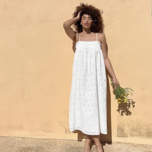 vit klänning  - sååå härlig klänning till sommaren, tyvärr var den lite för stor för min syster som hade tänkt ha den till studenten! endast testad ❤️