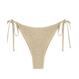 GLITTRIGA BIKINITROSOR - Glittrig bikiniunderdel! 🤍 Säljer två matchande överdelar. Helt oanvända. Nypris: 200kr