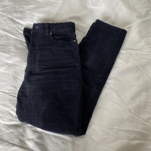 Blå manchesterbyxor  - Ett par blå manchesterbyxor från monki som inte kommer till användning, endast använda ett fåtal gånger