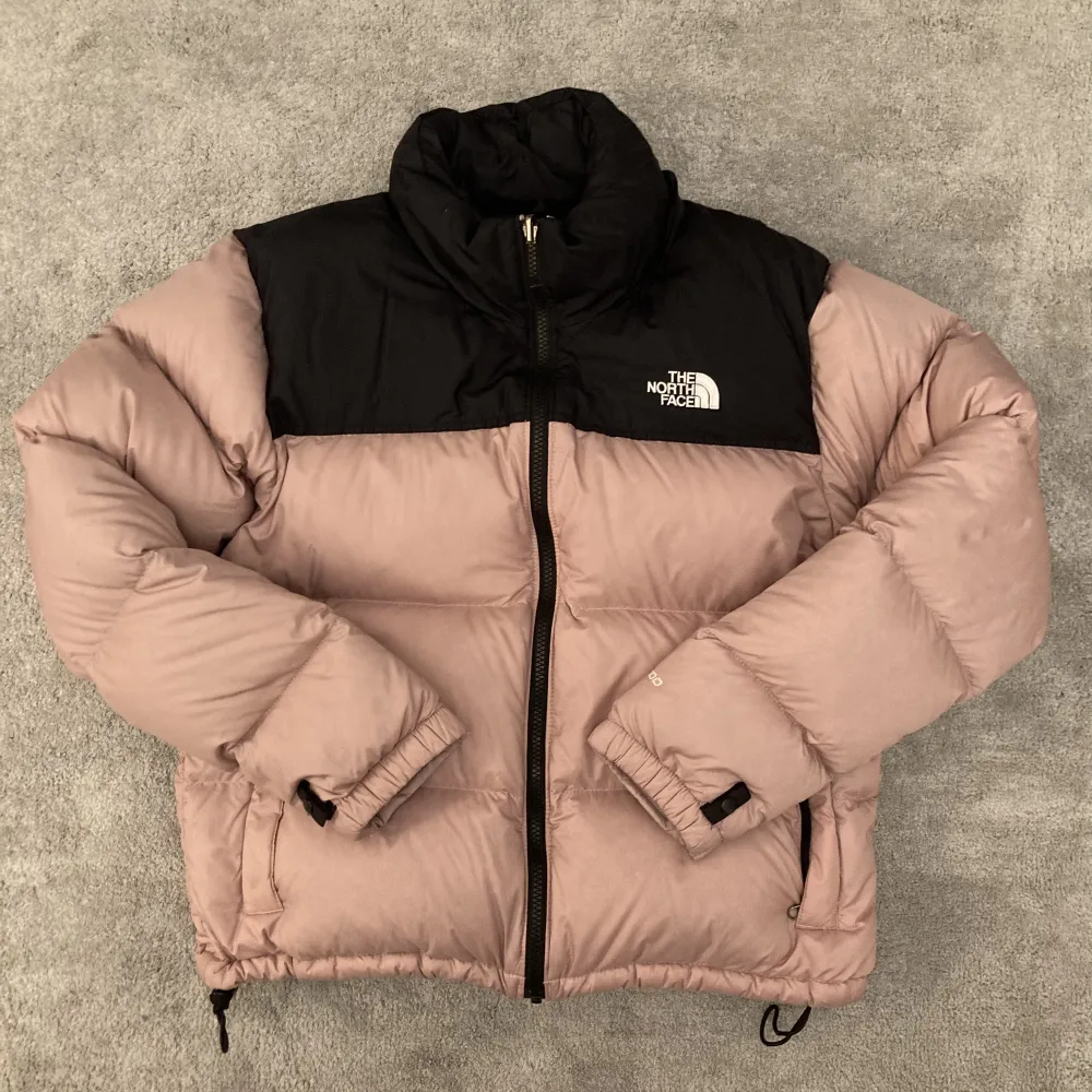 Rosa Pufferjacka från North Face fri från slitage 💞🎀Med infällbara huva och tre fickor💅🫶Man kan även fälla in jackan i fickan för lättare förvaring✨💖 Den är inte lika fluffig på första bilden för att den har vart nedpackad i just den fickan💞🫶. Jackor.