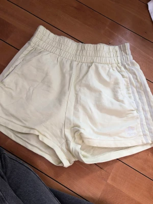 Adidas mjukisshorts - Adidas mjukisshorts! Knappt använda!💛 