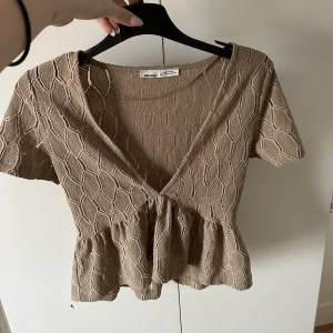 Urringad söt topp  - Söt liten topp med urringning köpt från pull and bear💗