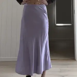 Fin kjol från monki. Använd en gång!! Och perfekt till sommaren👌🏼❤️‍🔥💕