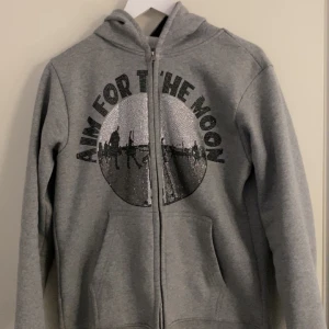 Aim For The Moon hoodie  - Säljer pga den är för liten i princip oanvänd bara provat den nypris 830kr