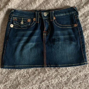 True religion kjol - True religion kjol, aldrig använd. Jättebra skick och säljer för den inte passar. 