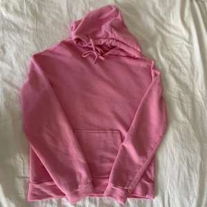 Hoodie - Säljer den här superfina rosa hoodien från Cubus! Den är i storlek xs men den är stor i storleken så passar nog xs-m. Den är endast använd ett fåtal gånger och är i fint skick. Säljer för 80kr + frakt. Skriv till mig om ni har fler frågor💘🪩