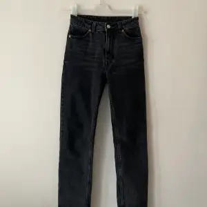 Säljer svarta jeans, står ingen lapp men tror dom är från Monki och i strl XXS. Högmidjade, lite halvt baggy och ”washed black jeans” färg, fint skick. köparen står för fraktkostnad 