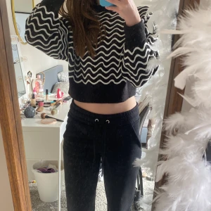 Stickad svart och vit tröja h&m - Jag säljer min stickade tröja ifrån h&m. Den är i storlek XS och har en liten tråd som sticker ut har aldrig använt den så den är i väldigt bra skick!💕köparen petalar frakten!