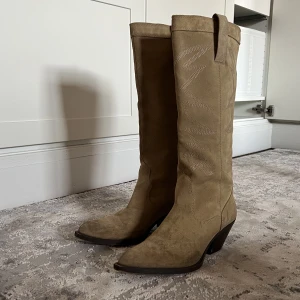 Cowboy boots från Zara - Säljer dessa fina mocka boots från Zara som inte säljs längre. Bara använda 2ggr så i bra skick fortfarande!! Köpt för 1000kr i zara butik. 