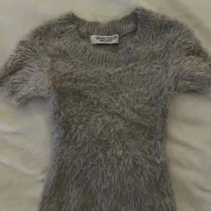 Topp - Super mjuk och härlig topp från Chiara Forthi i strl Xs. Rekommenderar starkt att styla med en skjorta under 10/10🥂💖