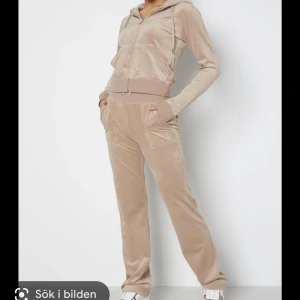 Juicy couture set - Pris går att diskutra men Säljer min fina juicy couture set i storlek M,  då den tyvärr blivit för stor. Setet är i jättebra skick och passar både S och L. Kan skicka fler bilder privat😊