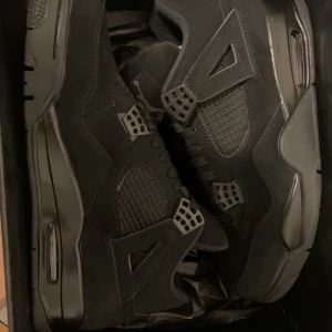 Jordan 4 Black Cat - Säljer ett par helt nya Jordan 4 black cat helt oanvända. Skriv för priset. Kan diskuteras !