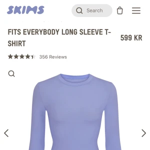 Limited edition skims 💙 - Så fin ”fits everybody long sleeve t-shirt” i slutsålda limited edition färgen cielo 💙🫐 Helt oanvänd med alla etiketter kvar!! Säljer då jag inte riktigt tycker färgen passar mig…Bara att höra av sig vid frågor🫶