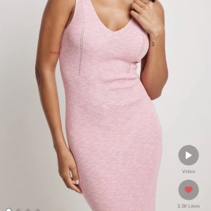 Söker! - Söker denna klänning ifrån Molly Rustas kollektion med NA-KD!