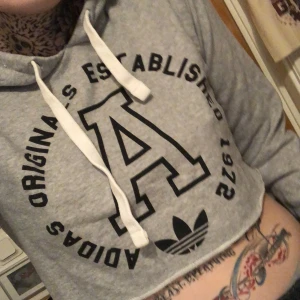 Adidas crop hoodie  - Egen klippt Knappt använd känns ny