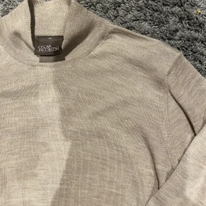 Oscar Jacobsson tröja - Polotröja från Oscar Jacobsson som aldrig är använd. Passar perfekt under en kavaj eller liknande. För fler frågor kom privat. 