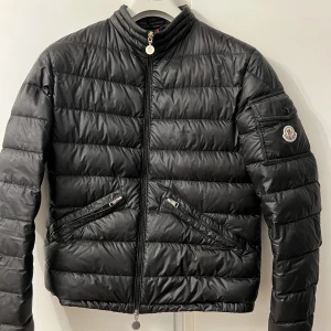 Moncler jacka Agay giubbotto - En moncler jacka som är i bra skick, köptes för 1 år sedan. Kvitto finns, hör av er för mer bilder!🥰 modellen är agay giubbotto! Ord pris 8500kr, den är storlek 2 enligt tabellen, galjen följer även med + kvitto.   