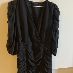 Underbar klänning - Denna underbara klänning säljes. Oanvänd. Storlek 40, passar 36- 38 beroende på passform