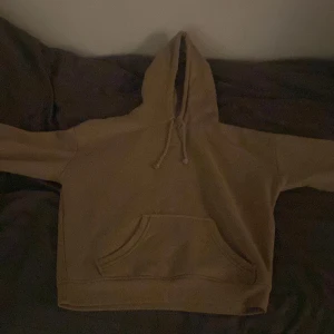Beige/brun hoddie - Den här hoddien är i storlek S. Varm och skön, men inte längre i min armlängd