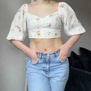 Linnetopp - Blommig linnetopp från H&M!💛🤍 Cropad top med somrigt mönster med blommor🌸 Passar fint till jeans, shorts eller kjol! Använd ett fåtal gånger och är i mycket fint skick.