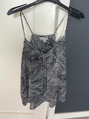 Top - Top från H&M använd 2 gånger, i mycket bra skick och normal i storlek.