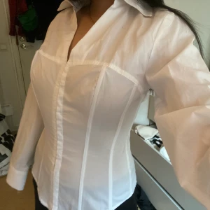 Korsettaktig skjorta - Oanvänd med prislapp kvar, stäng med ”krokar” i fram, pris är utan frakt