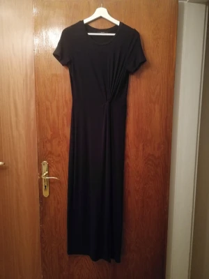 Sommarklänning  - Svart, hellång, superskön klänning från Vero Moda. Strl xs, mer som en s. Aldrig använd. 