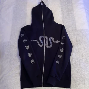 CLDST rhinestone full zip hoodie - CLDST ”vicious” rhinestone hoodie 💎 Skick: 10/10 alla stenar sitter kvar ✅ slutsåld på deras hemsida och har endast blivit släppt 2 gånger!
