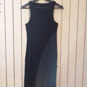 Black stretchy dress, size L. Goes below the knee.  98% cotton, 2% elastan (the label was cut off).  Length 100 cm Underarm width (unstretched) 36 cm×2 Underarm width (fully stretched) 56 cm×2 Width between outer edges of the straps (shoulder width) 28 cm