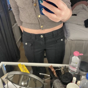 Hm cargopants  - Säljer dessa sjukt snygga byxor från hm, slutsålda överallt. Är 167 och de sitter perfekt på mig i längden 