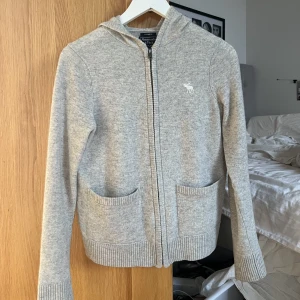 Zip up i Kashmir  - En super fin Kashmir kofta i ljusgrått från abercrombie! Fint skick. Nypris 1200 