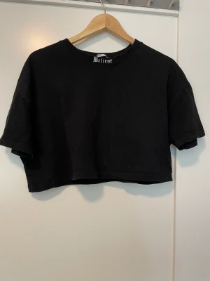 Oversized croppad t-shirt - Köpt på New Yorker, bra skick, den är S men tror den skulle passa M oxå, det står believe vid halsen och på ryggen🫶🏼