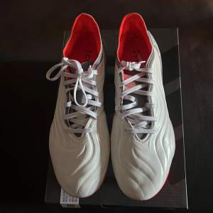 Nya fotbollsskor från Adidas, endast använda en gång, för en fotografering. Utan låda  Nypris: 2349kr Reapris: 1289kr Mitt pris: 700