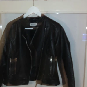 Skinjacka  - Nytt skick från h&m & i stolek 164