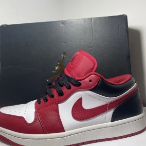 JORDAN 1 LOW - Super feta jordans i strlk 42,5 men funkar 43. Säljer de för de har ingen användning.-väldigt bra skick. Skorna har tvättats extra gång och de har vatten proffats.