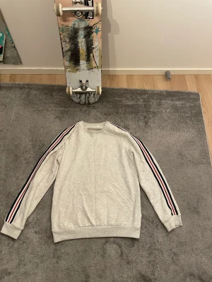 Pier One tröja - Säljer min Pier One tröja då jag rensar ur garderoben och insåg att den är för liten. Skick bra. Mitt pris 70kr nypris 300kr om jag inte minns fel