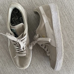 Puma sneakers  - Säljer dessa beiga puma sneakers i storlek 39. Bra skick, endast använda fåtal gånger. Frakt tillkommer🥰
