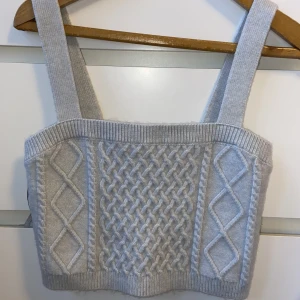Fin stickad topp - Mjuk och gullig topp från H&m, i storlek Xs men skulle säga att den kan passa upp till M.  Aldrig använd, i nyskick och inga skador. Färgen är en blandning av en blå ton och grå. Frakt: 66kr