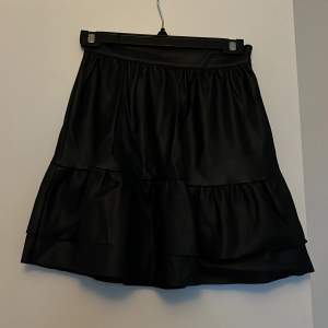 Söt svart skinn/läder kjol från NA-KD. Fint skick och använd fåtal gånger. Storlek 32