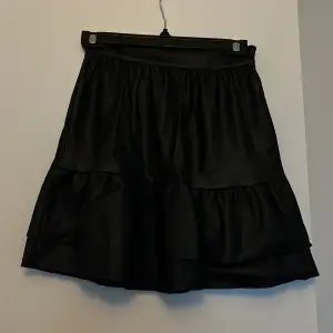 Söt svart skinn/läder kjol från NA-KD. Fint skick och använd fåtal gånger. Storlek 32