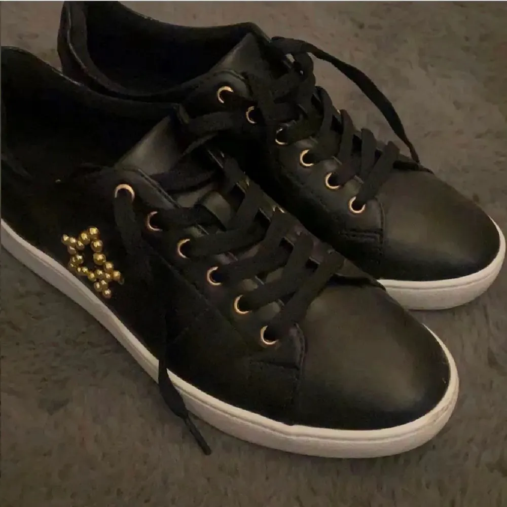 Säljer dessa sneakers storlek 39! Säljs för 290 kr plus 66 kr frakt 🚚 fina detaljer. Dessa skor är så perfekta och snygga nu inför sommaren! Först i kvarn. . Kengät.