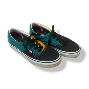 Vans skor  - Säljer dessa super snygga vans skor som är perfekt för våren! Använda två tre gången förra våren! Säljer dessa för 499kr+frakt! Hör av dig vid intresse 😇💐