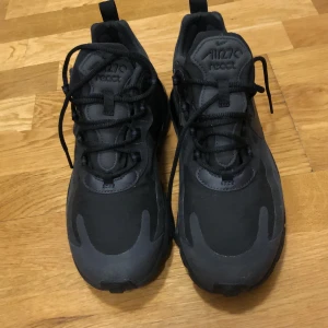 Skor  - Säljer dessa med Nike skor , endast testade finns papper i skorna,säljer pga ingen användning💗