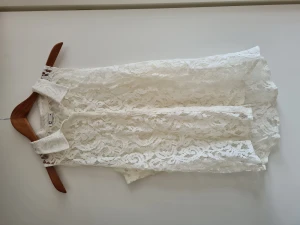 Spets väst topp - Jättefin spets-väst. Går att använda över andra plagg för mer textur eller detaljer i en look. Annars för sig själv som statement. Endast använd fåtal gånger 