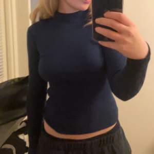 jätteskön mörkblå långärmad tröja i storlek S